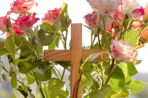 Stille Rasenfläche auf einem Friedhof